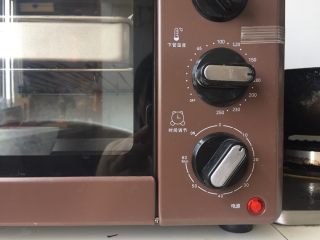 7、至珍全虾堡,烤箱上下180度预热10min