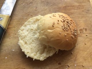 10、至珍全虾堡,开始组装汉堡，将汉堡胚横着从中间切开