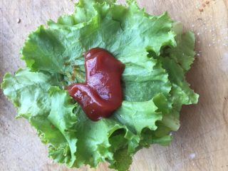 11、至珍全虾堡,然后在面包胚上放一片生菜，挤上番茄酱