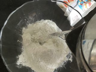 2、奥利奥芒果雪媚娘,2.将沸水倒进去,拌均匀至无干粉,等待冷却;