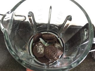 3、奥利奥芒果雪媚娘,3.奥利奥饼干去掉夹心放进料理机;