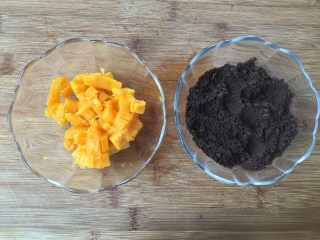 7、奥利奥芒果雪媚娘,7.芒果肉切小块备用;