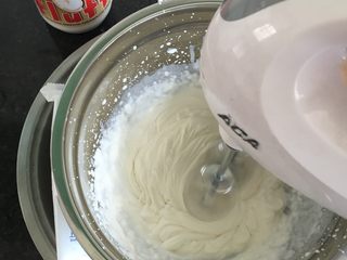 9、奥利奥芒果雪媚娘,9.开始打发;