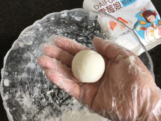 11、奥利奥芒果雪媚娘,11.带上一次性手套将冷却好的面团搓成6个差不多大小的圆球;