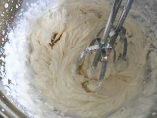 10、奥利奥芒果雪媚娘,10.打发至可以保持纹路即可,包上保鲜膜放进冰箱冷藏备用;