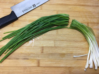 1、葱香曲奇饼干 ,将香葱洗净，去掉葱白，只用葱绿。