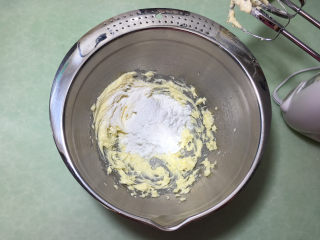 8、葱香曲奇饼干 ,加入糖粉和盐。