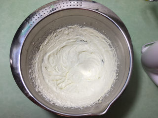 11、葱香曲奇饼干 ,继续用打蛋器打至浓稠。