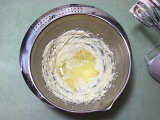 10、葱香曲奇饼干 ,加入玉米油。