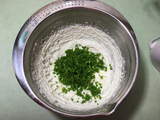 14、葱香曲奇饼干 ,加入切好的葱碎。