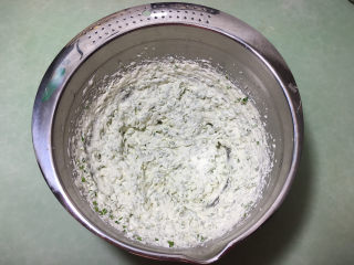 15、葱香曲奇饼干 ,用打蛋器搅打均匀。