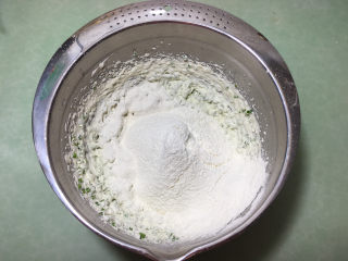 16、葱香曲奇饼干 ,筛入低筋面粉。