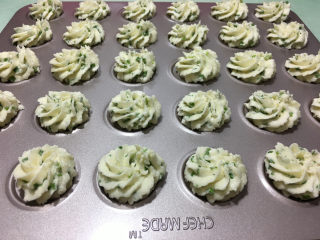 19、葱香曲奇饼干 ,均匀的挤入模具中。