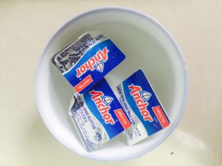 3、原味芝士条,黄油隔水融化成液体，我用的黄油粒一个10克  不用称  很方便