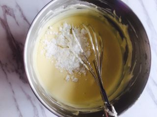 8、原味芝士条,加入玉米淀粉搅拌均匀