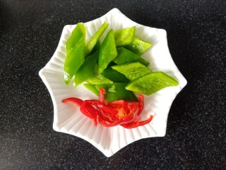 1、培根芝士披萨,青椒，红椒洗净，，青椒切成菱形状，红椒切细丝，备用