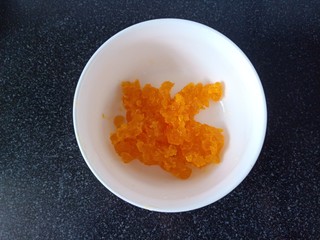 3、培根芝士披萨,蛋黄剁碎，放入碗里，备用。