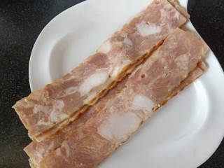 5、培根芝士披萨,取出培根，放化，备用。