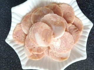 6、培根芝士披萨,用一个约3CM的圆形模具，再培根上取出圆片的培根，在家做可以随意切培根。