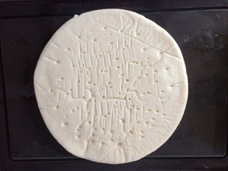 7、培根芝士披萨,再烤盘上刷一层油，放上面饼，防止粘住烤盘。