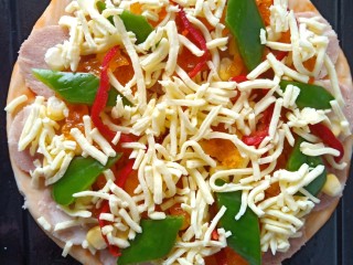 13、培根芝士披萨,撒上芝士碎，芝士碎可以多撒点，这样烤好后的披萨才可以拉丝哦。