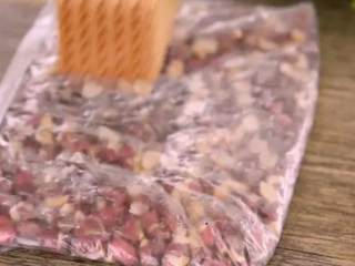 1、用棉花糖制作的“零失败”甜点:少女心牛轧糖,花生装入袋中,敲碎,去皮