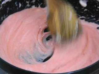 3、用棉花糖制作的“零失败”甜点:少女心牛轧糖,转小火,倒入棉花糖,炒至融化