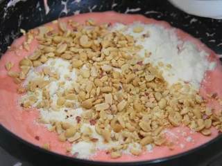 4、用棉花糖制作的“零失败”甜点:少女心牛轧糖,充分融化后加入奶粉、花生碎,拌匀