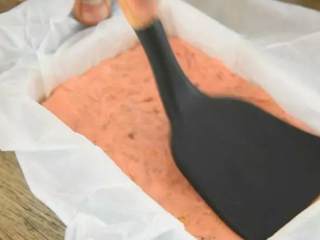 5、用棉花糖制作的“零失败”甜点:少女心牛轧糖,将炒匀的棉花糖,放入铺了油纸的模具中