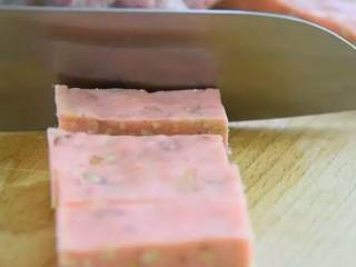 6、用棉花糖制作的“零失败”甜点:少女心牛轧糖,定型后,修边,切条即可