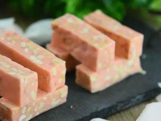 7、用棉花糖制作的“零失败”甜点:少女心牛轧糖,赶快来尝试下吧!