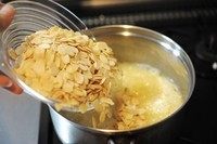 12、法式杏仁焦糖脆饼,倒入烤好的杏仁片。