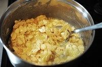 13、法式杏仁焦糖脆饼,关火。进行搅拌至杏仁片都粘上糖液。