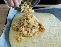 14、法式杏仁焦糖脆饼,把杏仁片倒在烤好的脆饼上。