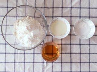 1、蔓越莓牛轧糖苏打饼干,苏打饼干材料图