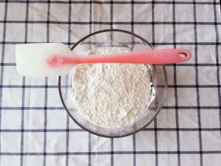 2、蔓越莓牛轧糖苏打饼干,把低筋面粉、玉米淀粉、盐、小苏打混合均匀