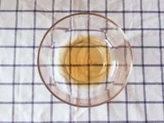 3、蔓越莓牛轧糖苏打饼干,另取一碗，水、玉米油倒入碗中