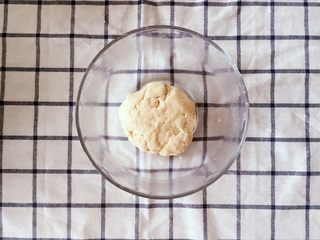 5、蔓越莓牛轧糖苏打饼干,用手揉成光滑的面团，盖上保鲜膜静置20min