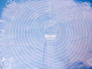 6、蔓越莓牛轧糖苏打饼干,案板上撒一层面粉防粘