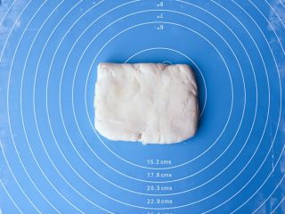 7、蔓越莓牛轧糖苏打饼干,尽量把面团整形成长方体
