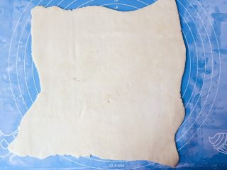 8、蔓越莓牛轧糖苏打饼干,用擀面杖擀成厚度约2mm的薄片