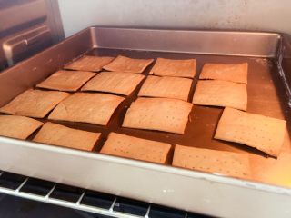 12、蔓越莓牛轧糖苏打饼干,烤至金黄色