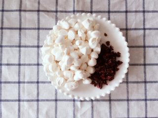 15、蔓越莓牛轧糖苏打饼干,棉花糖切小块，蔓越莓切碎