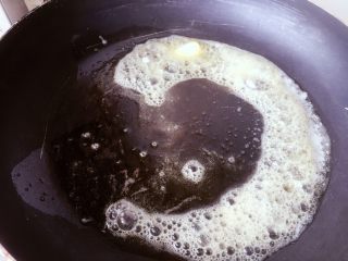 16、蔓越莓牛轧糖苏打饼干,不粘锅小火加热，加入黄油融化