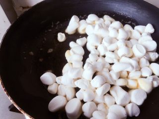 17、蔓越莓牛轧糖苏打饼干,黄油融化后，把棉花糖倒入锅中