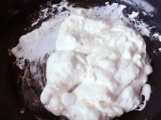 18、蔓越莓牛轧糖苏打饼干,棉花糖搅拌至融化，期间不断搅拌，防止糊锅