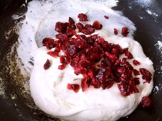 21、蔓越莓牛轧糖苏打饼干,最后倒入蔓越莓干搅拌均匀即可