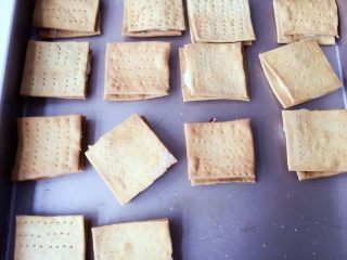 23、蔓越莓牛轧糖苏打饼干,再取一饼干盖在牛轧糖上面，轻轻按压下去