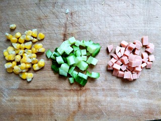 1、#花样土司#＋土司缤纷蛋披萨,火腿，黄瓜切小块，玉米粒准备好