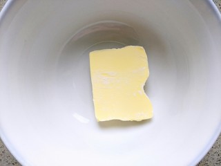 2、#花样土司#＋土司缤纷蛋披萨,黄油提前拿出来融化